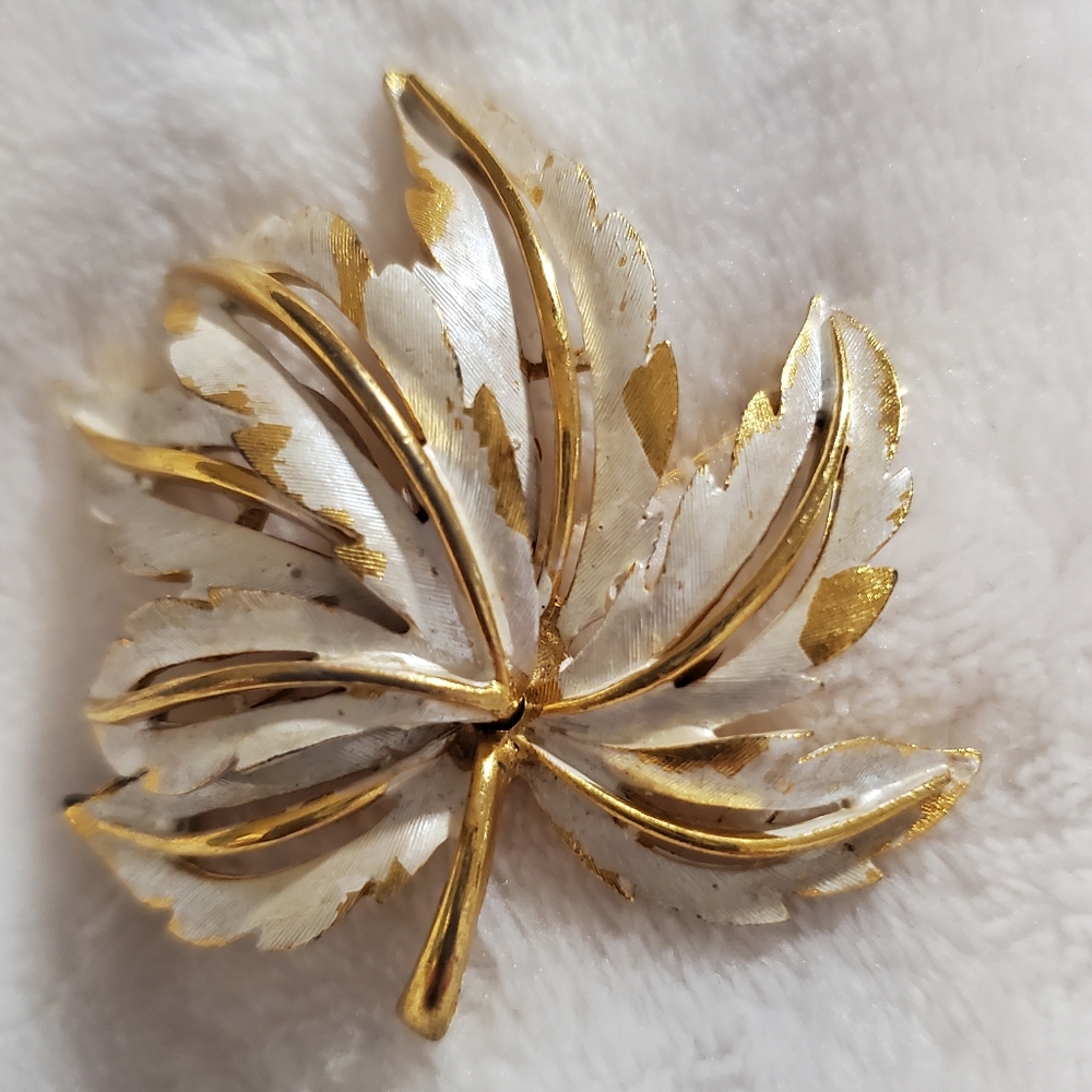 Vintage Jonette Jewelry gold tone leaf brooch